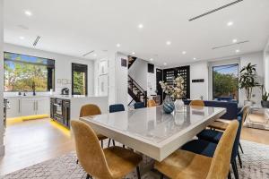 Top of The Hill Luxury Clarendon 4-BR Homestay