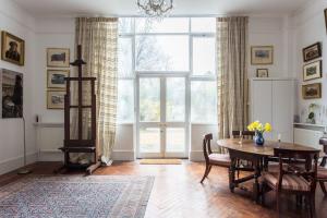 Artistic 1bed flat with patio in South Kensington