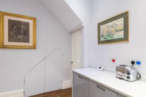 Traditional 1 Bed Apartment, Pimlico