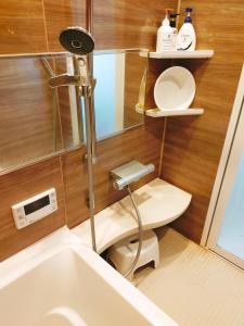 Entire Renovated House in Tokyo-Sleeps 9-8 min Walk to Keikyu Kamata-15 min to Haneda Airport