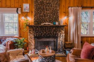 Heritage Log Cabin and Garden w Outdoor Hot Tub