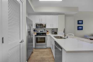 Brightly Furnished Beachfront Condominium by Brightwild