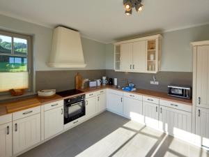 Landhaus Max in Moritzdorf - Luxus unter Reet mit Seeblick, Kamin, Sauna