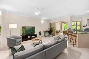 Coastal Bliss - Cairns 9 Pools BBQ & Gym - East Trinity