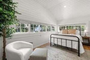 NEW! The Adaline Room #9 - Updated Hyde Park Penthouse, Steps to Bayshore