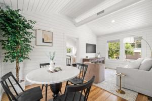 NEW! The Adaline Room #9 - Updated Hyde Park Penthouse, Steps to Bayshore