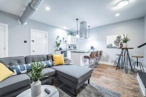Contemporary 2BR2BA w-King - Den - Private Entry-Yard
