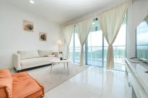 Teega Creamy INS Muji 2BR 6 pax w Balcony by Our Stay - Kampong Baharu