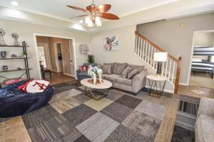 The Crimson Retreat Only 5 miles to the Stadium BBQ Coffee Games