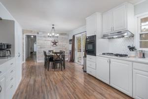 Touchdown Townhouse: Your Home near Stadium