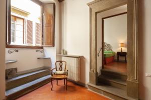 "Aurora" Renaissance Suite, next to Uffizzi, 1400s historic building, AC bedrooom, brand new BTH, 2nd floor, pivot location, walking distance fromsites