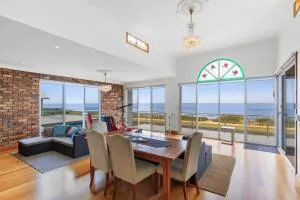 Absolute Bay Frontage with Open Fire and Spa Bath - Indented Head