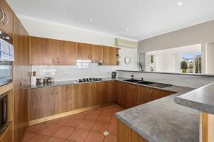 Cowrie House Ocean Views 500m to Beach