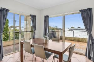 Cowrie House Ocean Views 500m to Beach