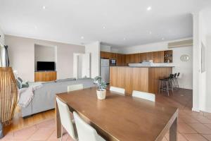 Cowrie House Ocean Views 500m to Beach