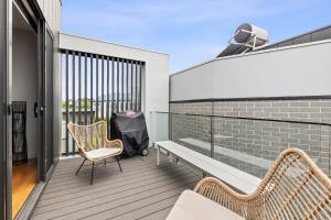 Surf Central Townhouse - Walk to Beach and Shops