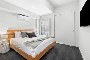 Surf Central Townhouse - Walk to Beach and Shops