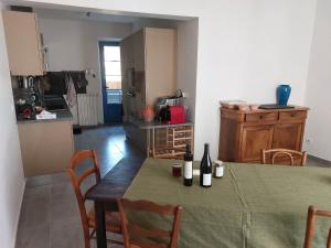 Villas Vaste demeure avec piscine, a 14 km de la mer. : photos des chambres