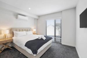 Spacious Coastal Living Central Torquay