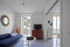 "San Giovanni Apartment" Seaview double balcony, Free Garage 200 mt far, 2 Aircondo BDR, 3rd floor, from Train Station dock an elevator takes to the upper walking road, 200mt to home