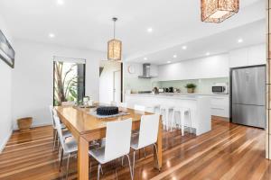Luxury Torquay Townhouse 150m to Beach