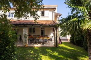 Villa Duga in Poreč for 12 people with sea view & only 1,2 km from beach
