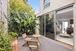 Whitewash Beachfront Apartment on The Esplanade - City