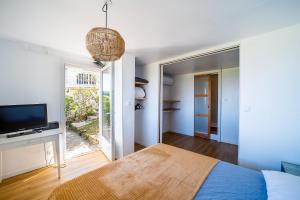 Maisons de vacances Le Petit Domaine - Piscine - Terrain de tennis : photos des chambres