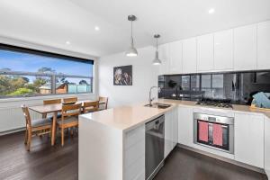 A wave from itocean glimpse central Torquay