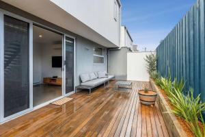 A wave from itocean glimpse central Torquay