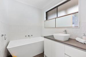 Sea Breeze Coastal Beach House Pet Friendly