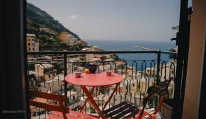 "San Giovanni Apartment" Seaview double balcony, Free Garage 200 mt far, 2 Aircondo BDR, 3rd floor, from Train Station dock an elevator takes to the upper walking road, 200mt to home