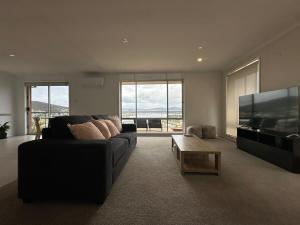 Skyline Serenity House - Close to city and airport