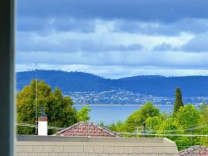 SandyBay Garden Hideaway