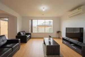 Relaxing Family Home in the heart of Tarneit - Tarneit