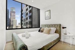 Central 15th floor Apt near Flagstaff & QV Market