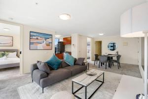 Spacious&Cozy 2 bedroom City Point Melbourne Apt