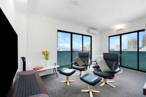 Panoramic View CBD 1 Bed Apt +OFFICE (Collins)