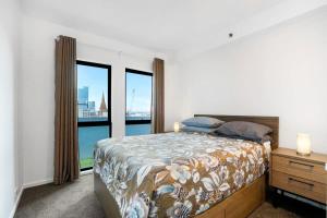 Panoramic View CBD 1 Bed Apt +OFFICE (Collins)