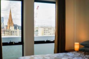 Panoramic View CBD 1 Bed Apt +OFFICE (Collins)
