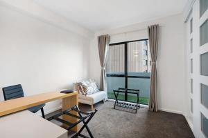 Panoramic View CBD 1 Bed Apt +OFFICE (Collins)