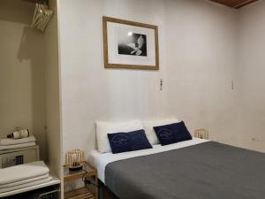 Family Room with Private Bathroom and Balcony room in Barcelona Rooms 294
