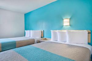 Quadruple Room - Disability Access - Roll in Shower room in Motel 6 - Georgetown KY - Lexington North