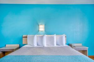 King Room - Non-Smoking room in Motel 6 - Georgetown KY - Lexington North