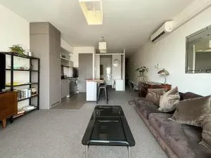 Explore Melbourne from this Chic 1BR in Windsor - Melbourne