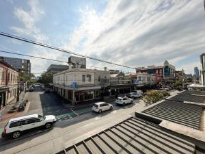 Explore Melbourne from this Chic 1BR in Windsor