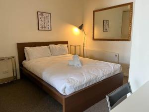Explore Melbourne from this Chic 1BR in Windsor