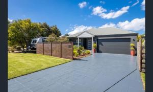 The Great Entertainer in Rye w pool near the beach!