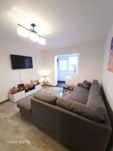 Apart Ali with parking - 泽尔内什蒂