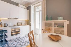 Central location with balcony & equipped kitchen